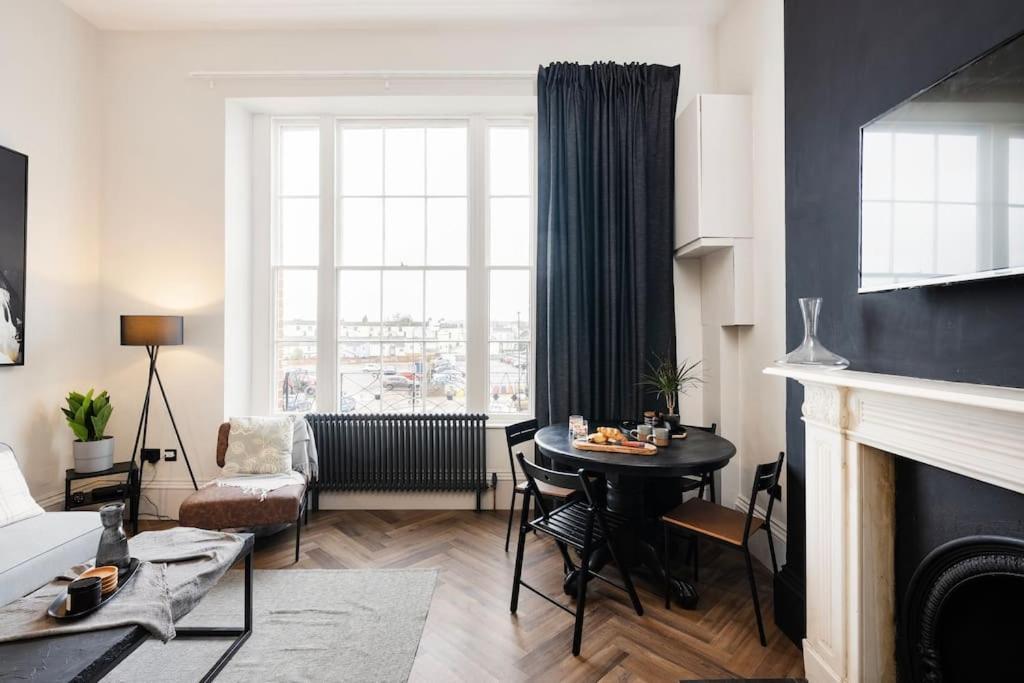 High End Free Parking Wifi Balcony Ensuite Cheltenham Bagian luar foto