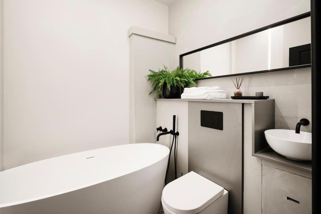 High End Free Parking Wifi Balcony Ensuite Cheltenham Bagian luar foto