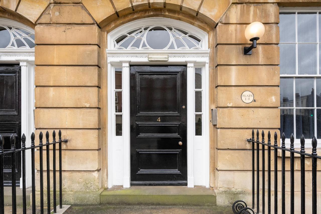 High End Free Parking Wifi Balcony Ensuite Cheltenham Bagian luar foto
