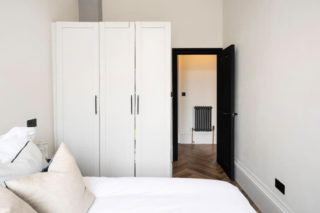 High End Free Parking Wifi Balcony Ensuite Cheltenham Bagian luar foto