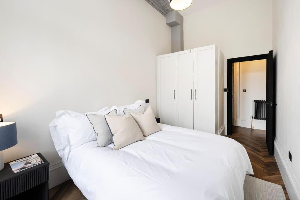 High End Free Parking Wifi Balcony Ensuite Cheltenham Bagian luar foto