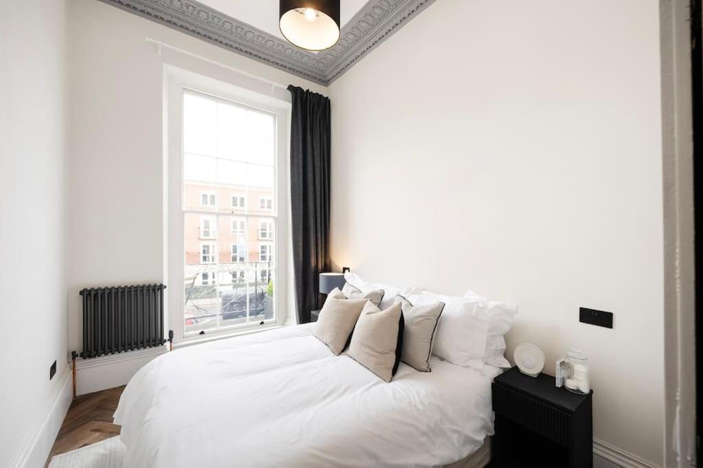 High End Free Parking Wifi Balcony Ensuite Cheltenham Bagian luar foto