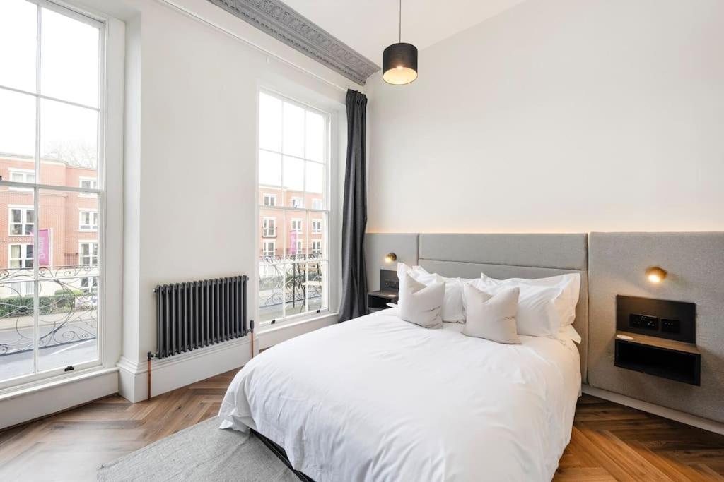 High End Free Parking Wifi Balcony Ensuite Cheltenham Bagian luar foto